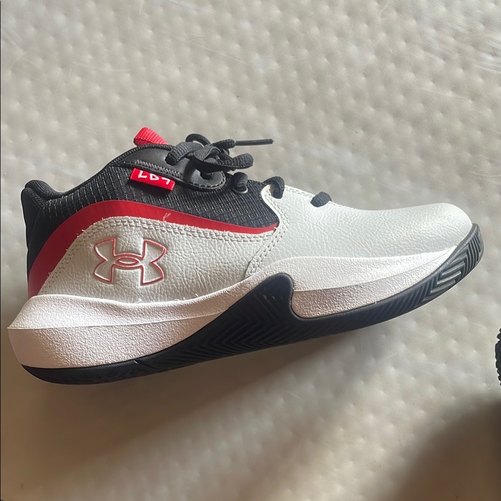 Under Armour Black and White Sneakers with Mesh Upper, like new !